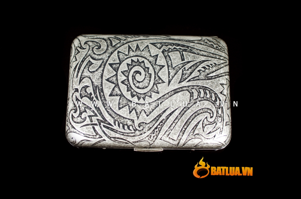 Hộp đựng thuốc khắc hình hoa văn mặt trời của người Maya cổ điển (loại 16 điếu)