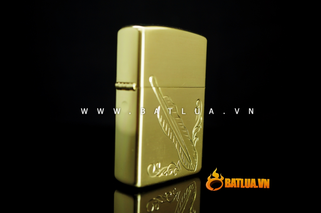 Bật lửa dạng Zippo Zorro in hoa văn lông vũ giàu đậm chất nghệ thuật