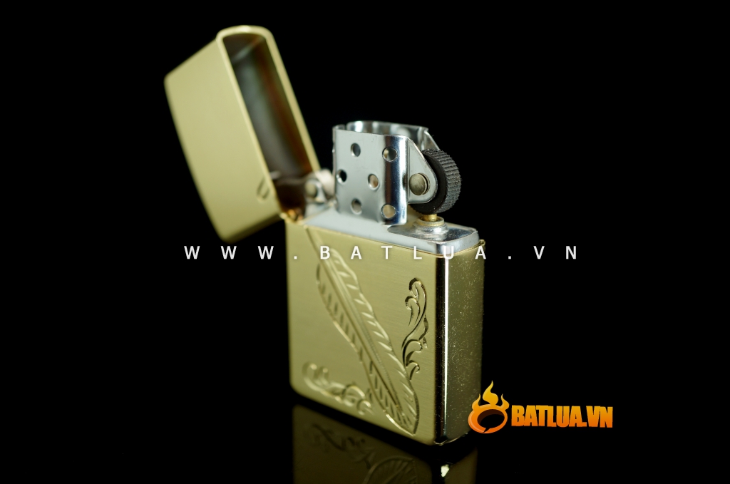 Bật lửa dạng Zippo Zorro in hoa văn lông vũ giàu đậm chất nghệ thuật