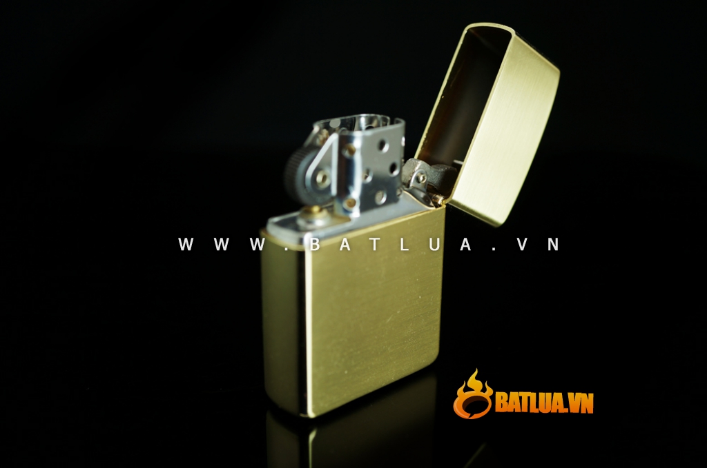 Bật lửa dạng Zippo Zorro in hoa văn lông vũ giàu đậm chất nghệ thuật