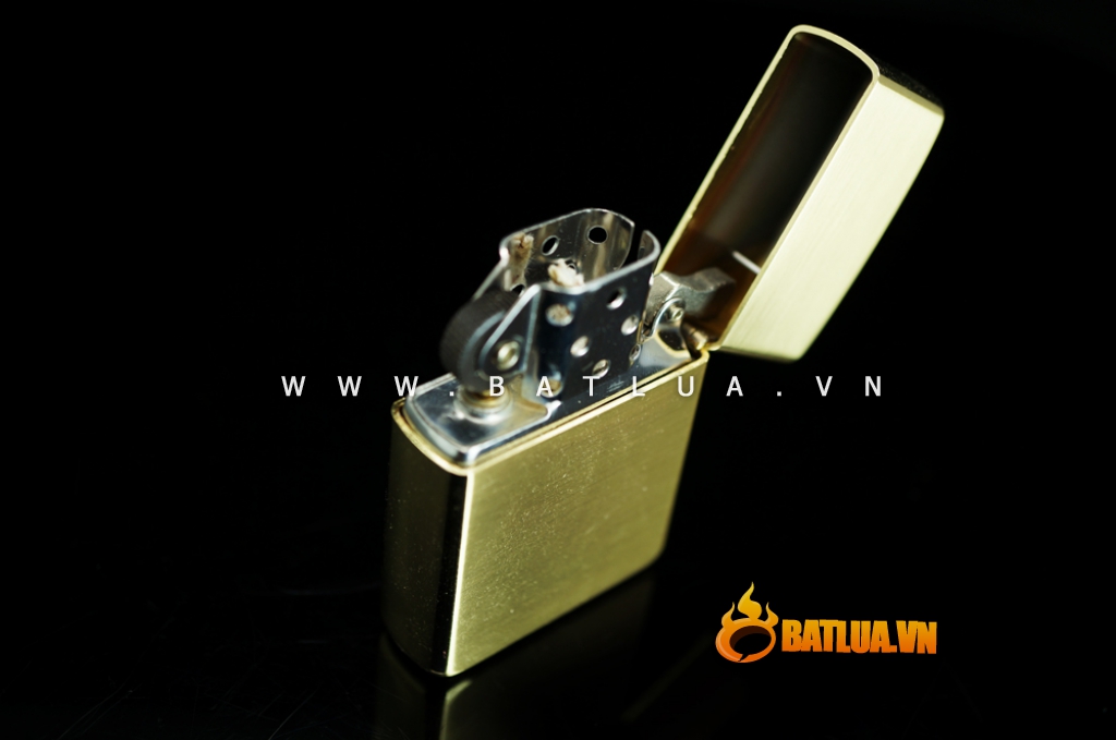 Bật lửa dạng Zippo Zorro in hoa văn lông vũ giàu đậm chất nghệ thuật