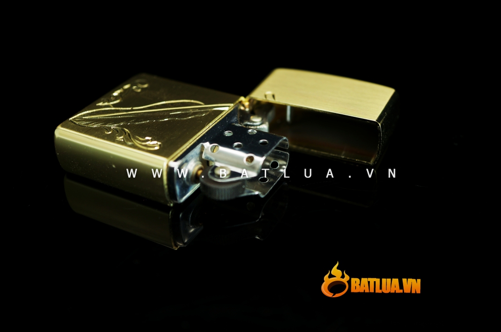 Bật lửa dạng Zippo Zorro in hoa văn lông vũ giàu đậm chất nghệ thuật