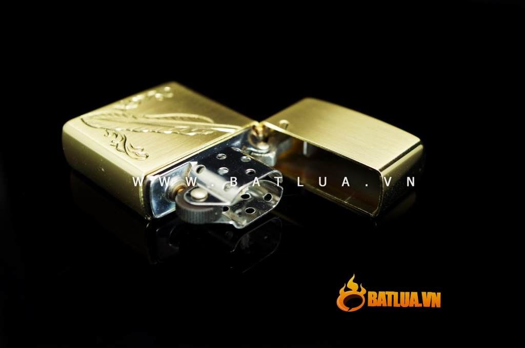 Bật lửa dạng Zippo Zorro in hoa văn lông vũ giàu đậm chất nghệ thuật
