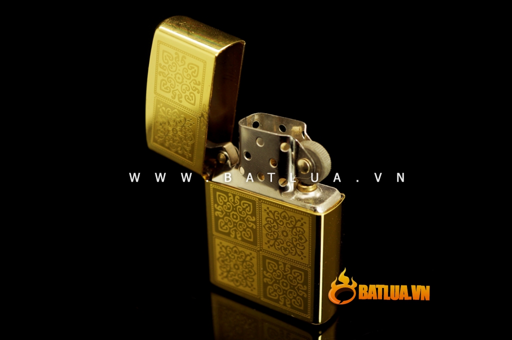 Bật lửa Star  6 ô vuông khắc hoa văn màu vàng lịch lãm