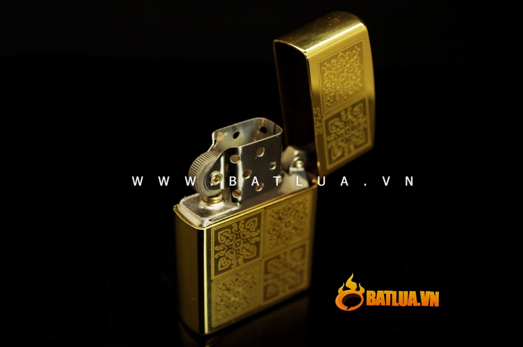 Bật lửa Star  6 ô vuông khắc hoa văn màu vàng lịch lãm