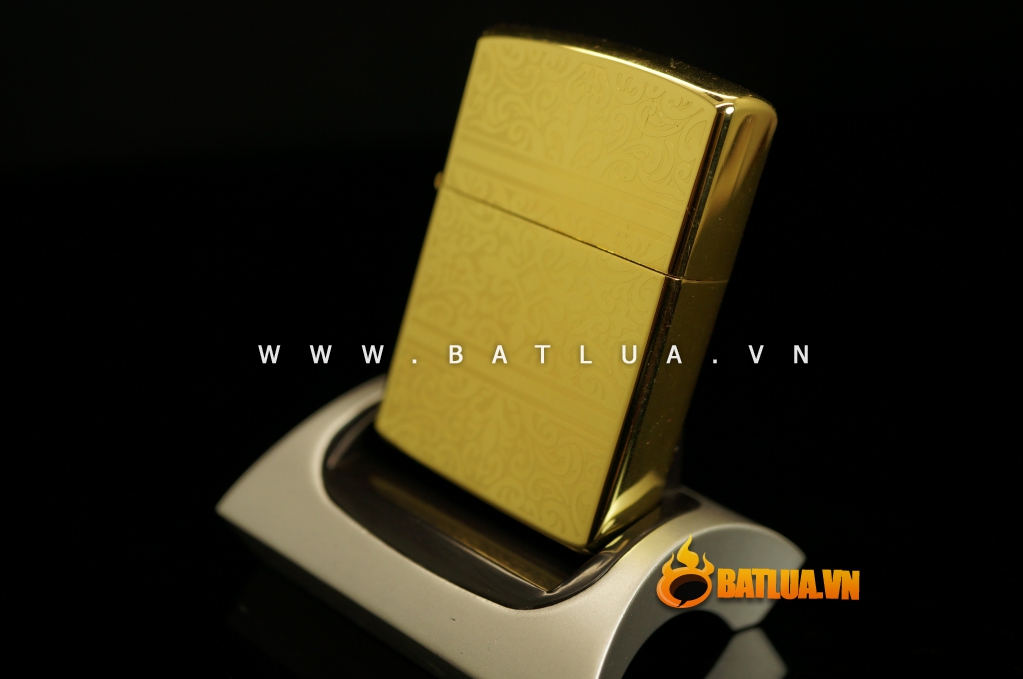 Bật lửa Star  khắc hoa văn nổi khắp bật lửa sang trọng