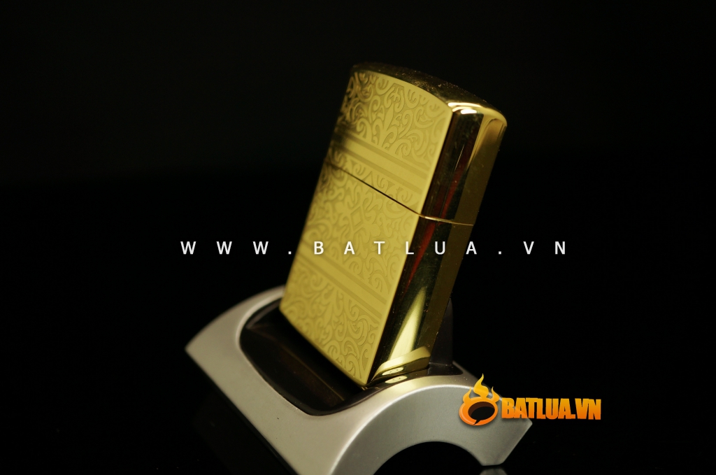 Bật lửa Star  khắc hoa văn nổi khắp bật lửa sang trọng