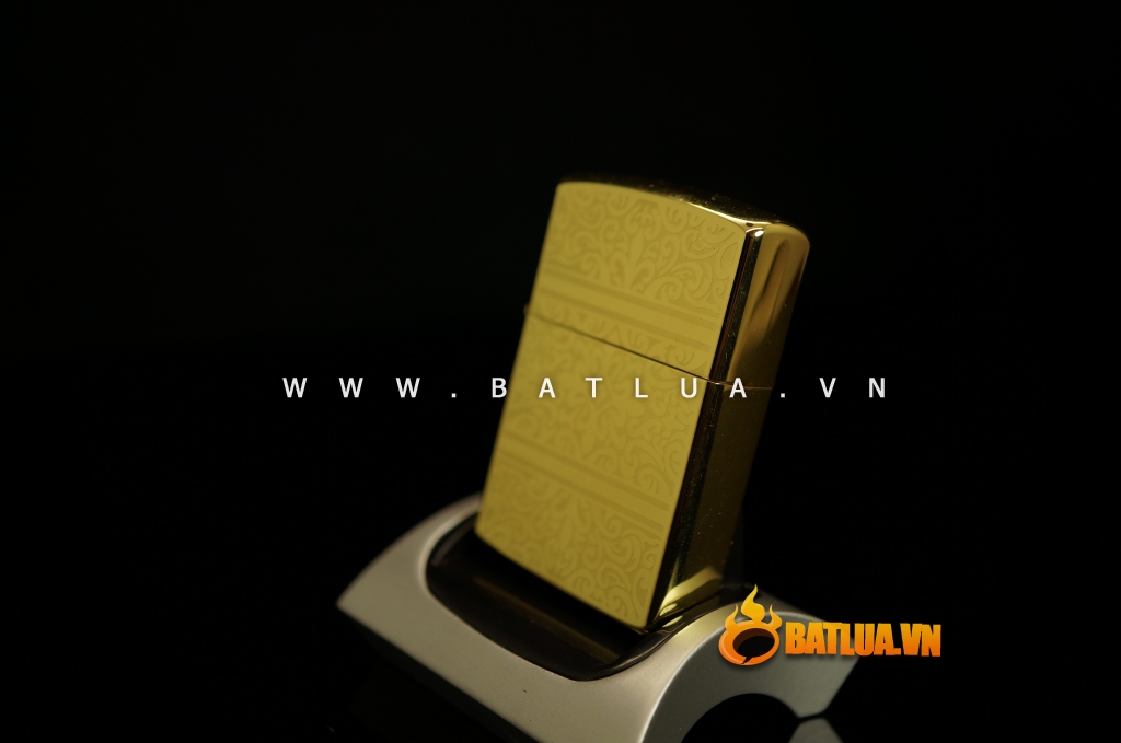 Bật lửa Star  khắc hoa văn nổi khắp bật lửa sang trọng