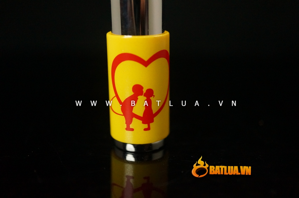 Bật lửa đánh đá lửa khò bọc bởi các hình đẹp mắt FOCUS