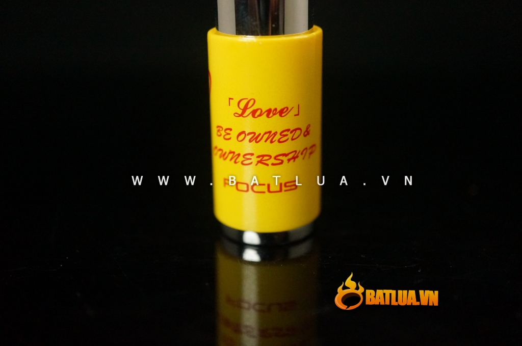 Bật lửa đánh đá lửa khò bọc bởi các hình đẹp mắt FOCUS