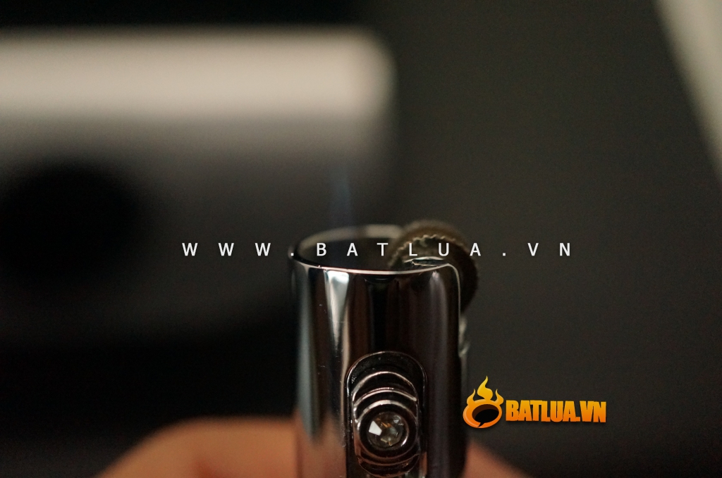 Bật lửa đánh đá lửa khò bọc bởi các hình đẹp mắt FOCUS