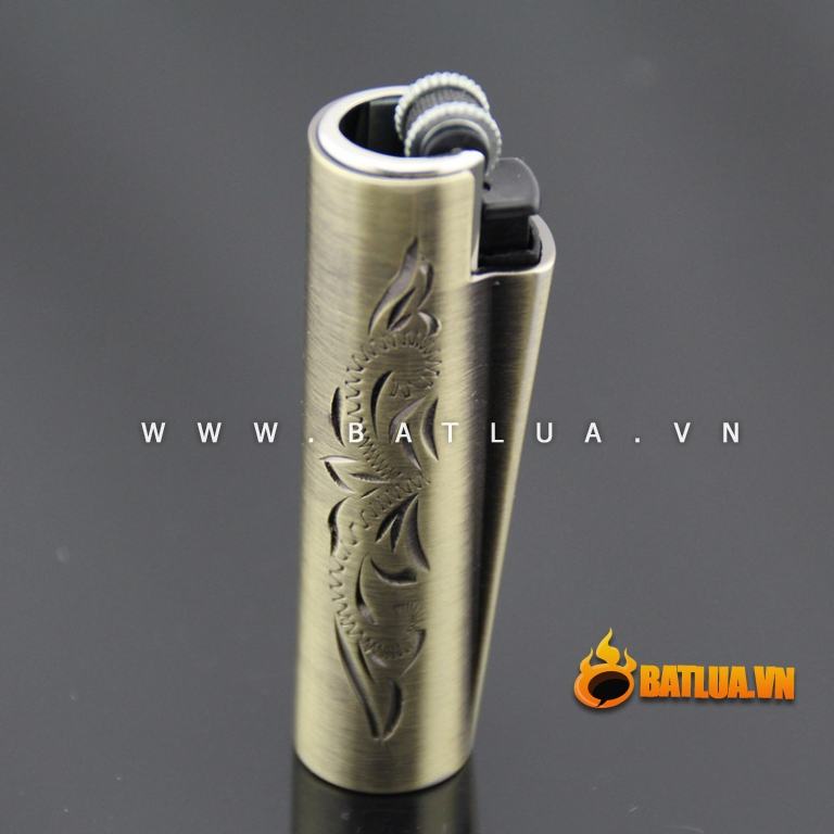 Bật lửa CLIPPER hình trụ đồng đánh đá khắc hoa cách điệu