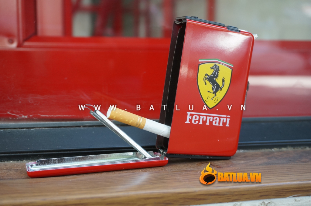 Hộp đựng thuốc lá đa năng đẩy thuốc kiêm bật lửa logo xe hơi FERRARI màu đỏ