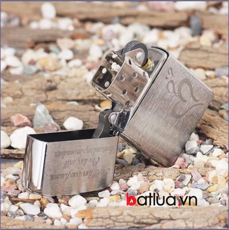 Bật lửa Zippo chính hãng xước trái tim