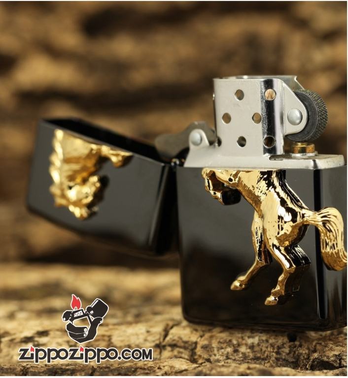 Bật lửa Zippo đen trạm ngựa nổi vàng