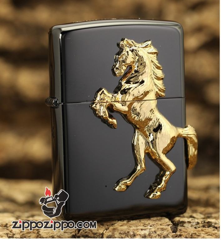 Bật lửa Zippo đen trạm ngựa nổi vàng