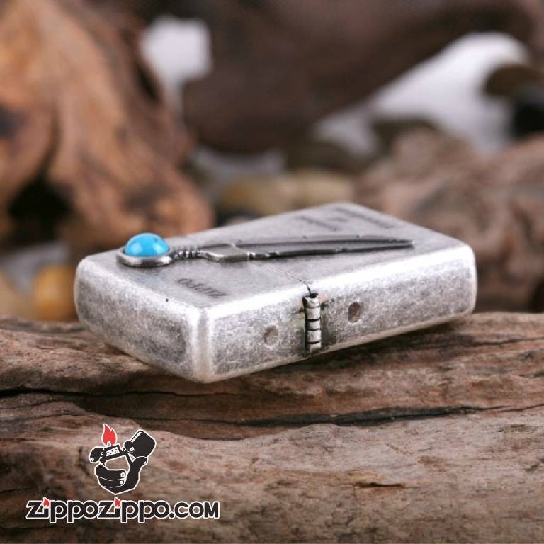 Bật lửa Zippo màu bạc cổ khắc nổi hình lông chim trạm ngọc Ấn Độ