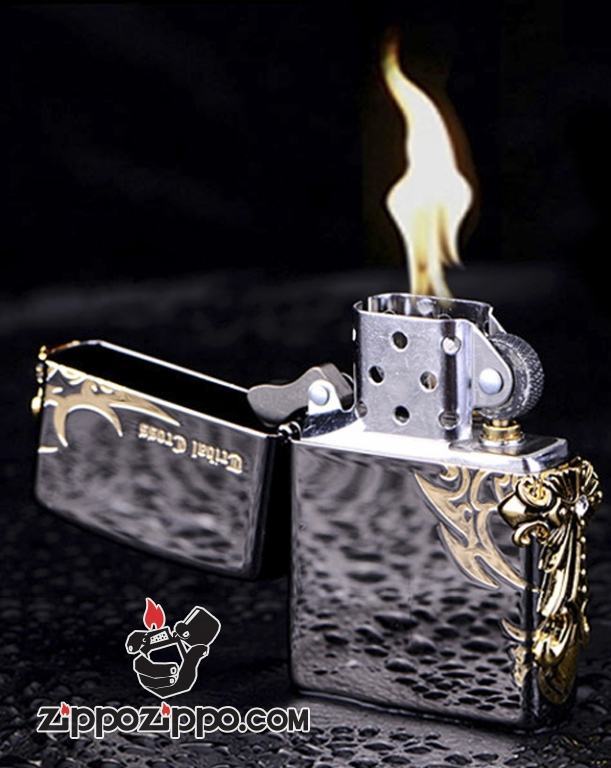 Bật lửa Zippo gương đen khắc thánh giá bên hông