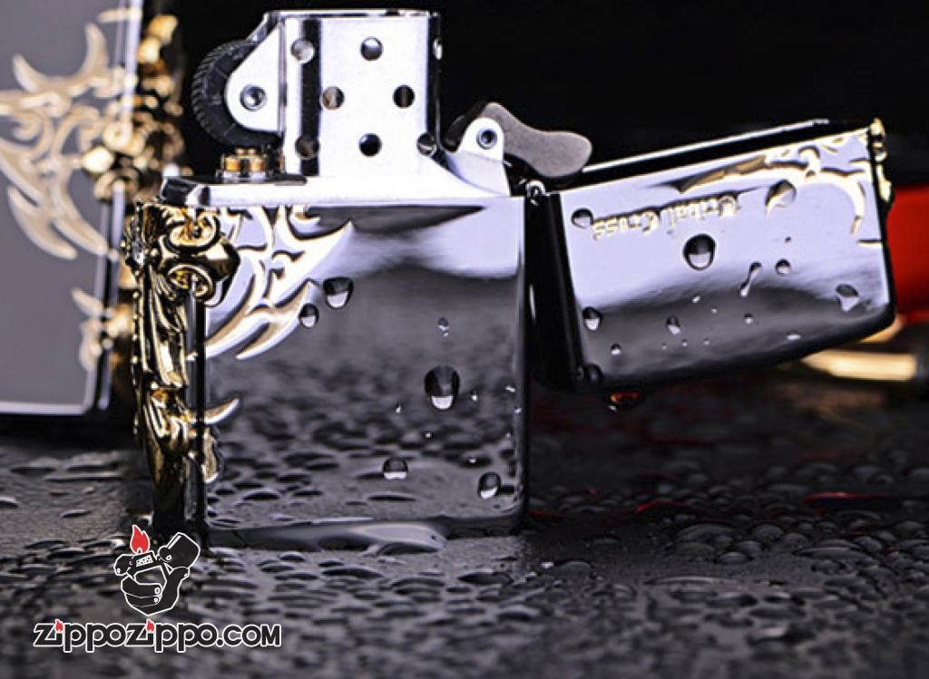 Bật lửa Zippo gương đen khắc thánh giá bên hông