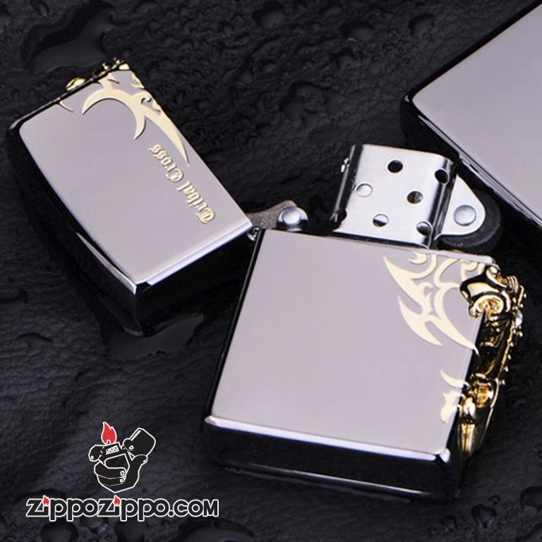 Bật lửa Zippo gương đen khắc thánh giá bên hông