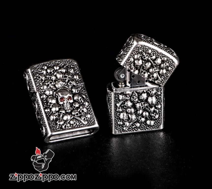 Bật lửa Zippo đen khắc nổi nhiều đầu lâu