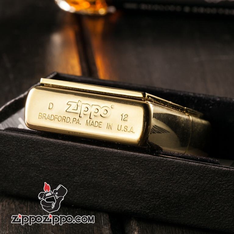 Bật lửa Zippo khắc hoa văn nền đỏ