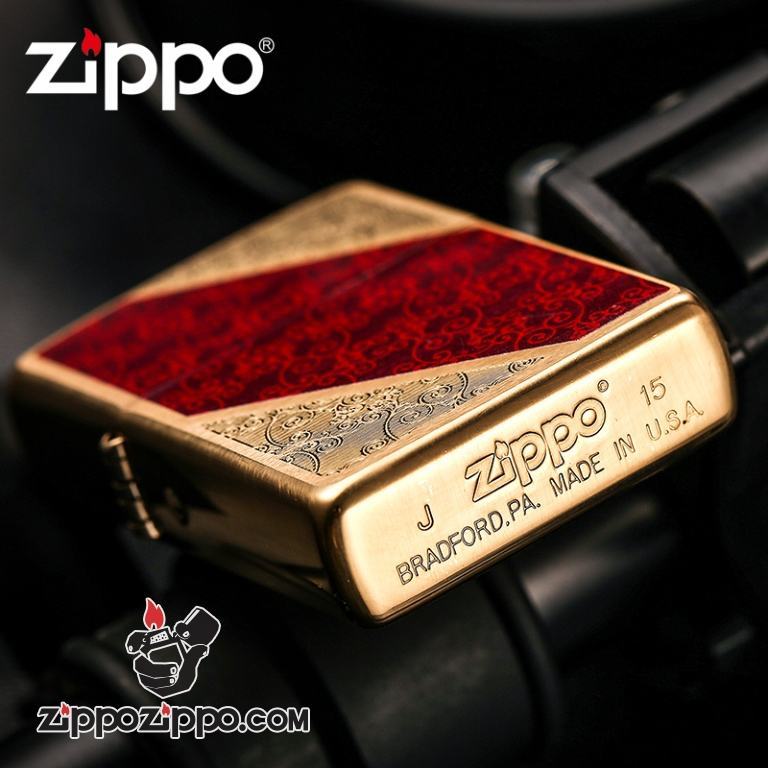 Bật lửa Zippo đồng vát chéo hai bên nền đỏ giữa