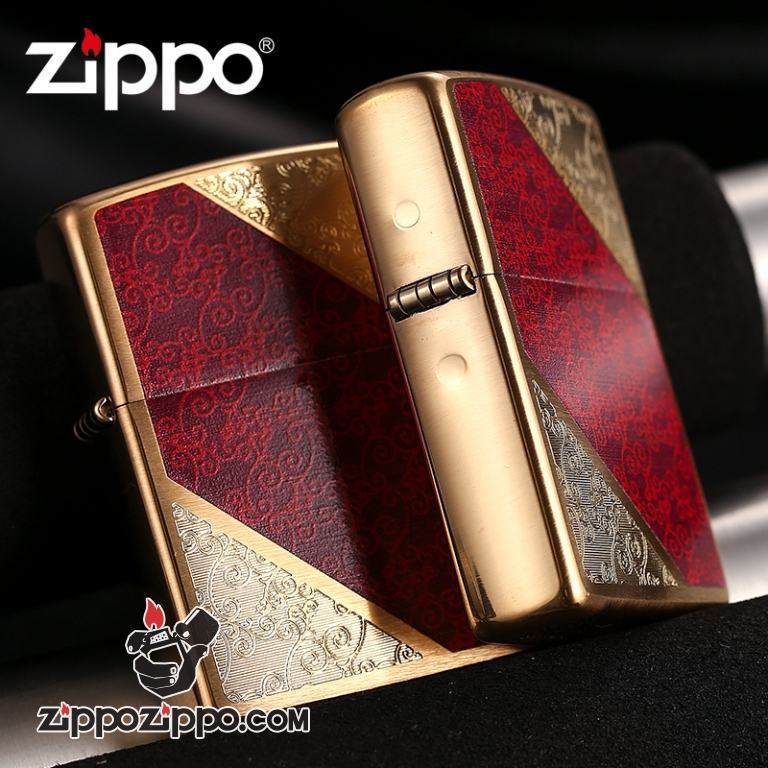 Bật lửa Zippo đồng vát chéo hai bên nền đỏ giữa