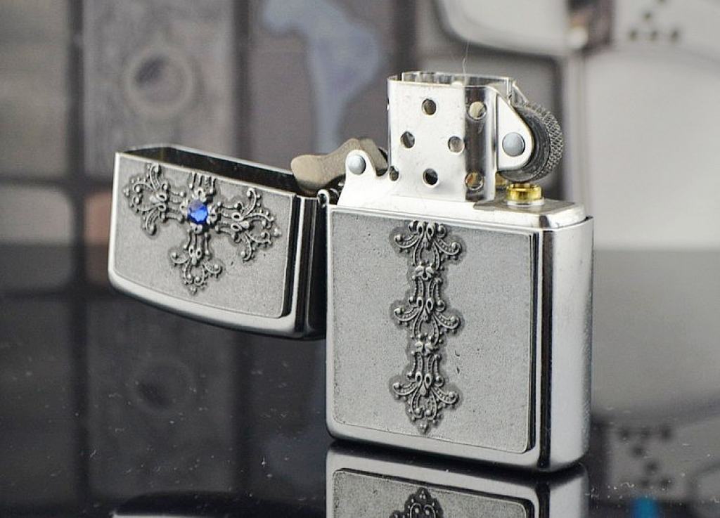 Bật lửa Zippo khắc chữ thập đính đá