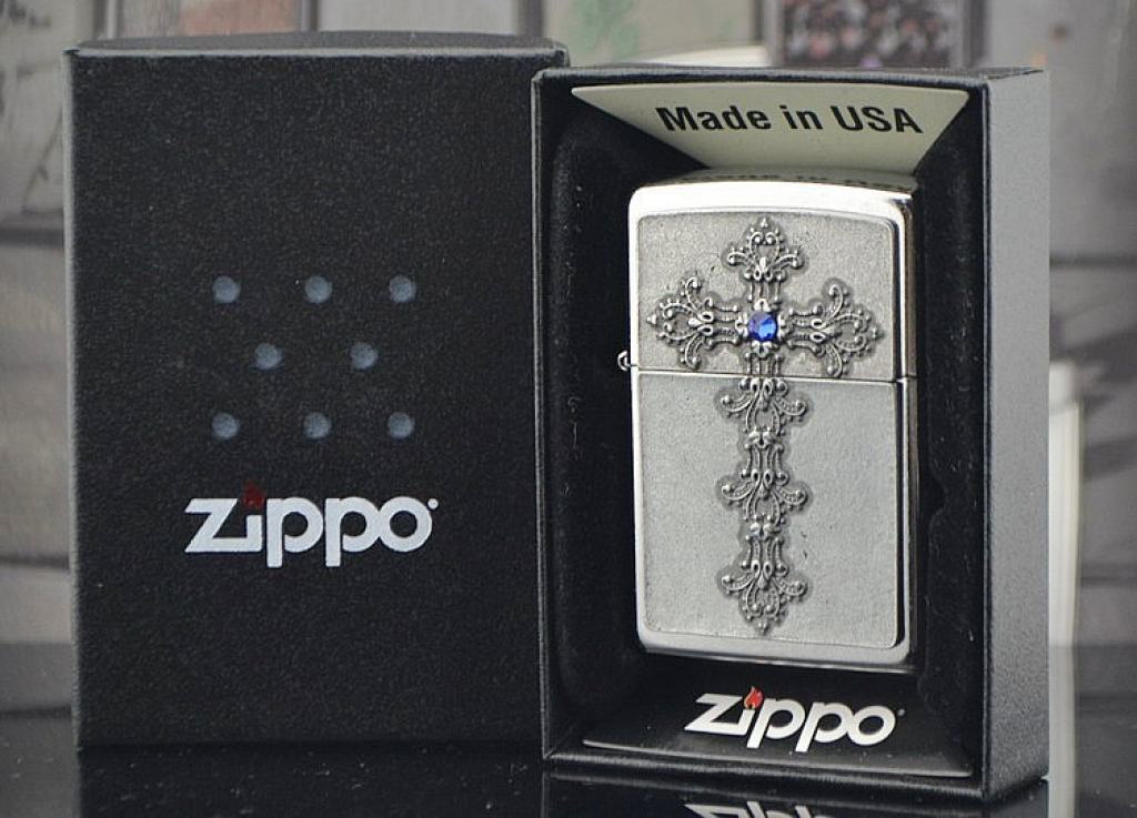 Bật lửa Zippo khắc chữ thập đính đá