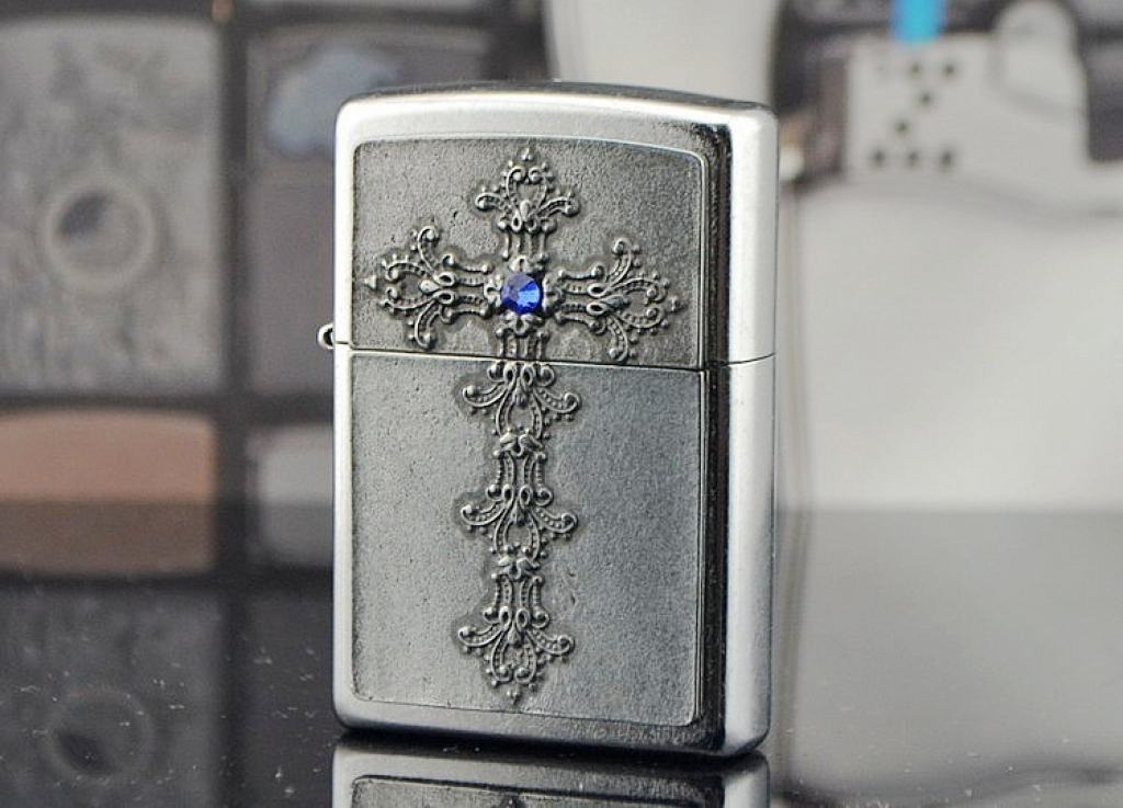 Bật lửa Zippo khắc chữ thập đính đá