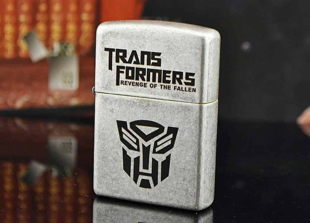 Bật lửa Zippo bạc cổ khắc hình Transformers