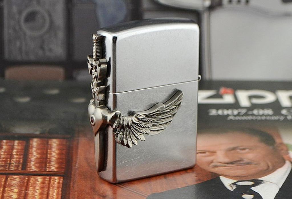 Bật lửa Zippo phiên bản CHâu Âu Ruby ​​Swords