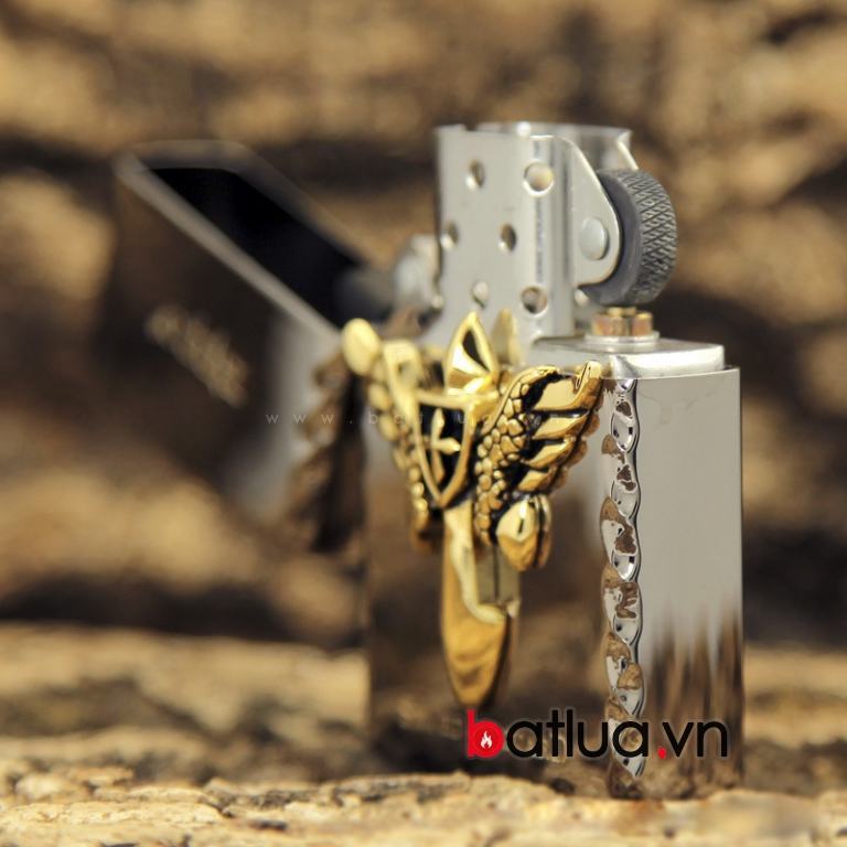 Bật lửa ZIppo khắc nổi huy hiệu Sword of Guard