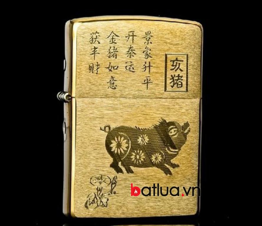 bât lửa zippo chính hãng đồng khắc 12 con giáp tuổi hợi ( con heo )