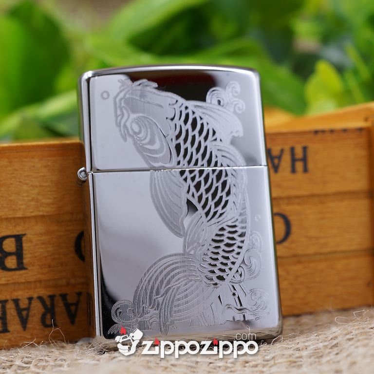 Zippo mầu bạc khắc hoa văn cá chép