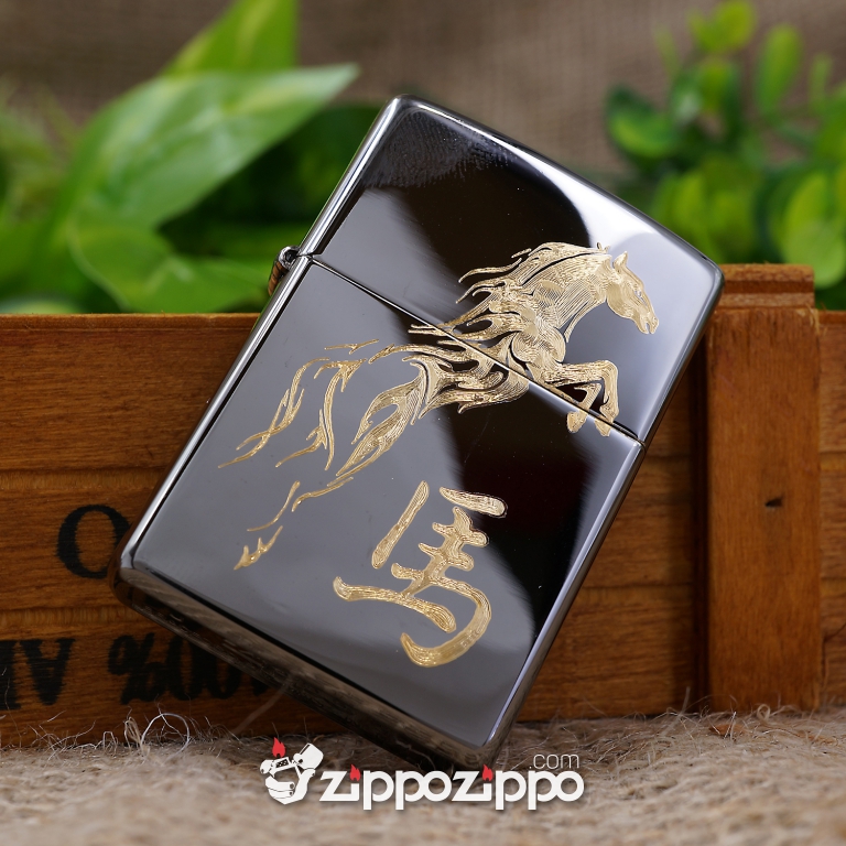 Zippo Đen Bóng Khắc Mạ Vàng Hình Ngựa