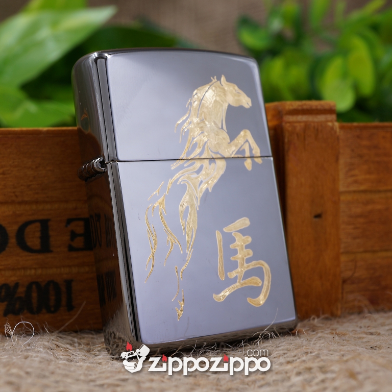 Zippo Đen Bóng Khắc Mạ Vàng Hình Ngựa