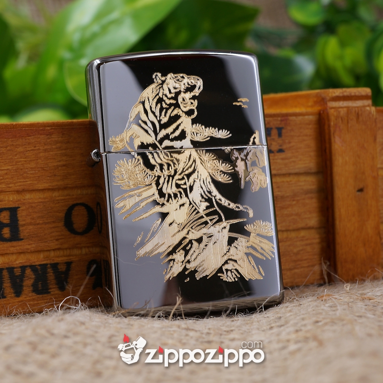 Zippo Đen Bóng KHắc Mạ Bàng Hình Mãnh Hổ Trên núi