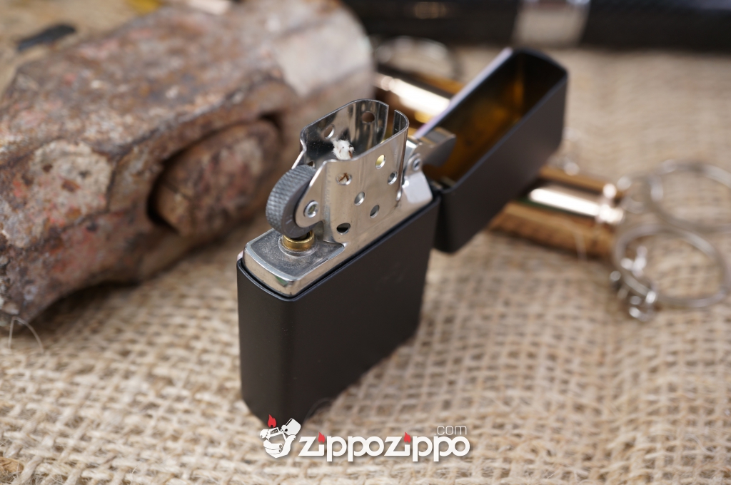 Bật lửa zippo cổ camel khắc nổi