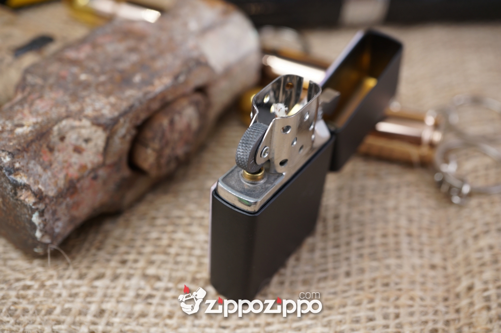 Bật lửa zippo cổ camel khắc nổi