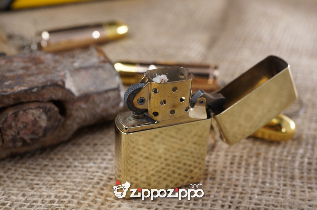 bật lửa zippo cổ vỏ đồng Mechelob sarnxuaats năm 1993