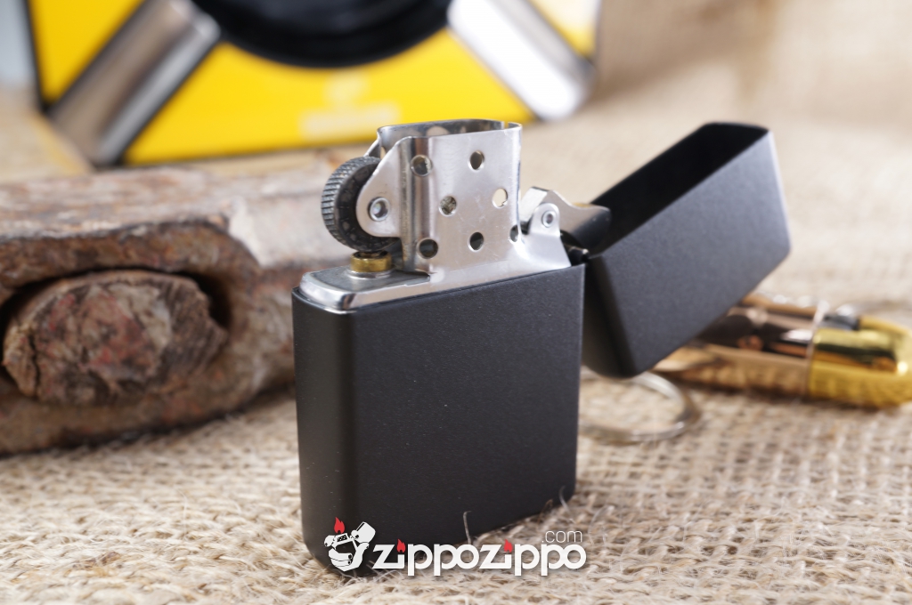 bật lửa zippo cổ sơn đen