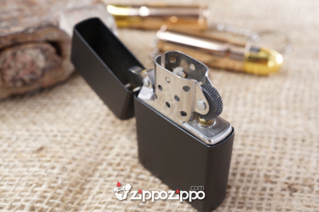 bật lửa zippo cổ sơn đen