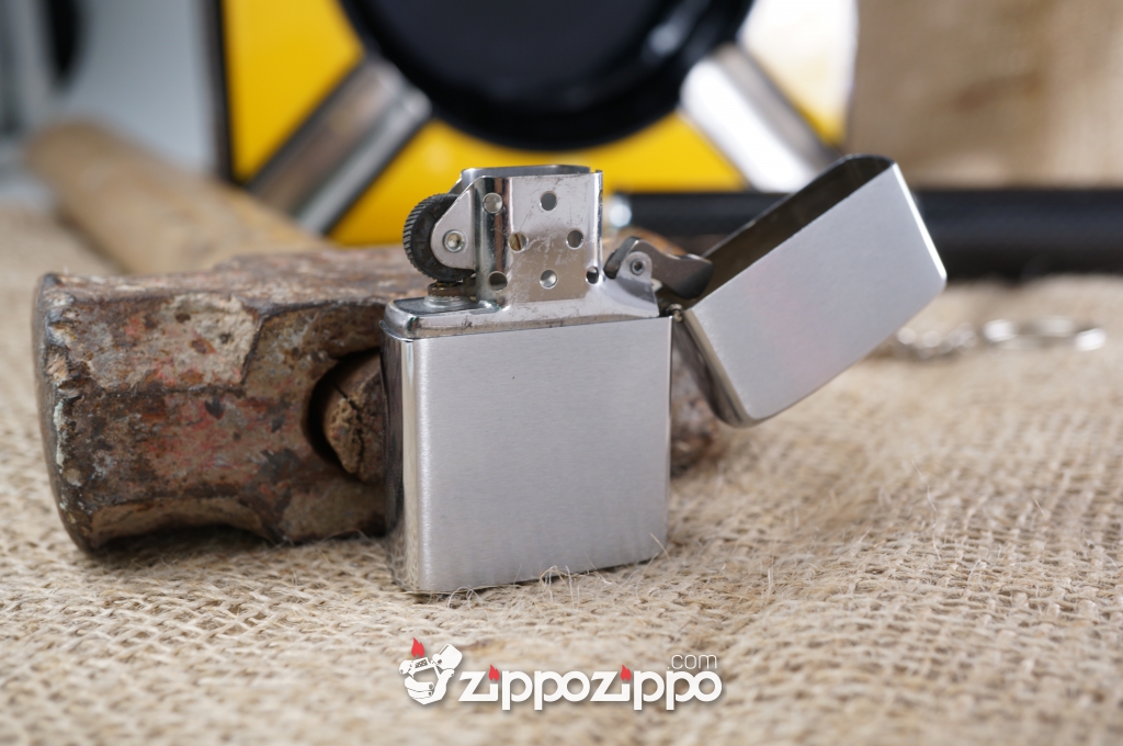 bật lửa zippo cổ hình ông già câu cá xản xuất năm 1989