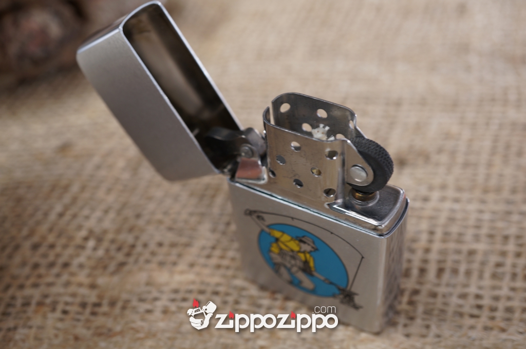 bật lửa zippo cổ hình ông già câu cá xản xuất năm 1989