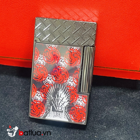 Bật lửa S.T. Dupont Ligne 2 Hỏa Văn Vương Tọa – Ngai Sắt Quyền Lực | Men đỏ biểu tượng quyền uy