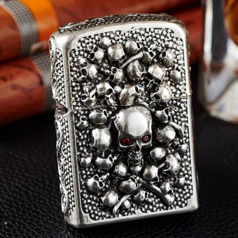 Bật lửa Zippo đen khắc nổi nhiều đầu lâu