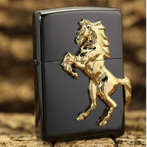 Bật lửa Zippo đen trạm ngựa nổi vàng