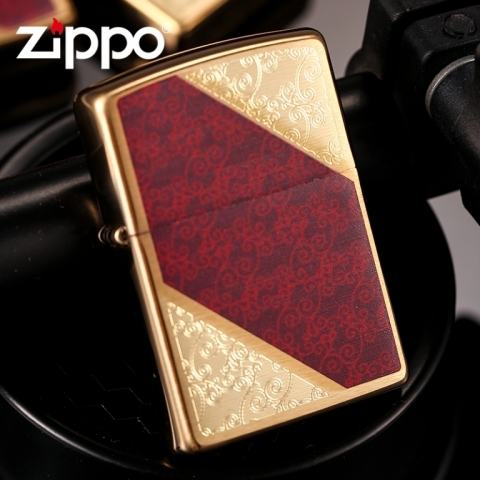 Bật lửa Zippo đồng vát chéo hai bên nền đỏ giữa